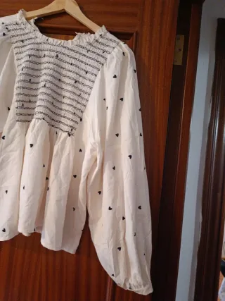 Blusa blanca con corazones negros