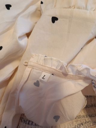 Blusa blanca con corazones negros