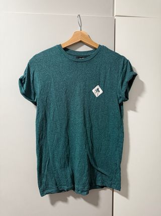 Camiseta Bershka verde azulado con palmera