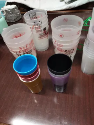Vasos de plástico multicolor
