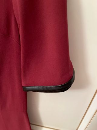 Vestido Pinko vino con volantes