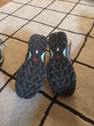 Zapatillas de montaña marrones y grises