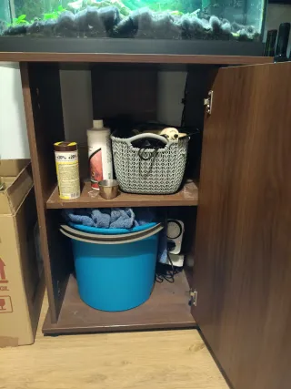 Mueble para acuario de madera.