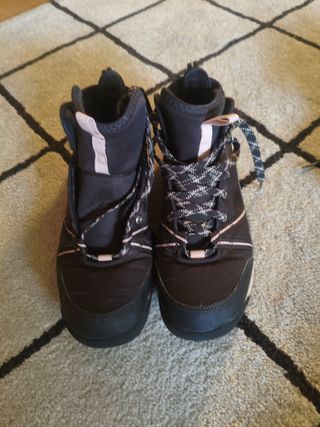 Zapatillas de montaña negras y rosas