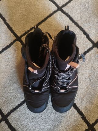 Zapatillas de montaña negras y rosas
