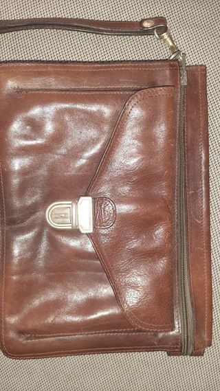 Bolso de mano de cuero marrón