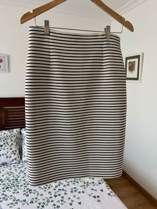 Falda midi con abertura trasera