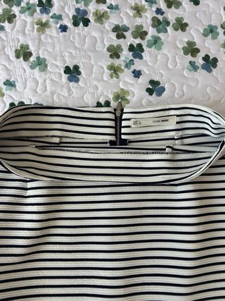 Falda midi con abertura trasera