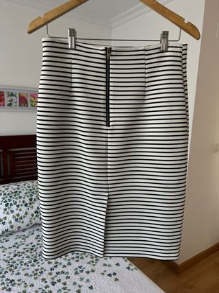 Falda midi con abertura trasera