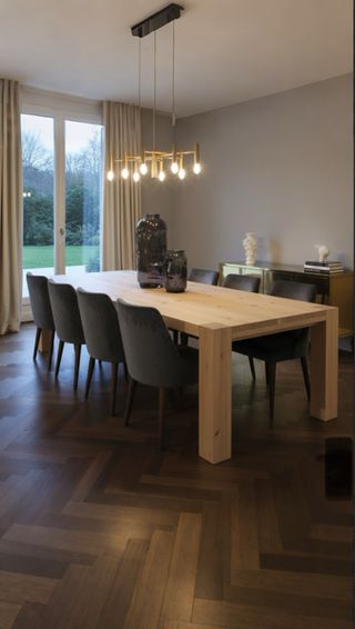 Mesas y muebles de madera maciza