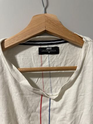 Camiseta blanca con rayas verticales