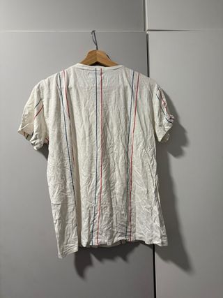 Camiseta blanca con rayas verticales