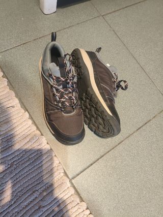 Zapatillas de montaña negras y grises