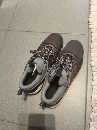 Zapatillas de montaña negras y grises