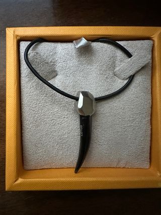 Colgante Lotus Hombre Negro y Plateado