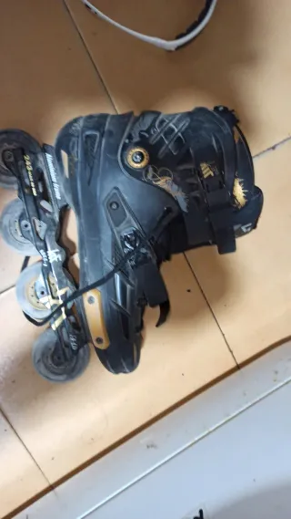 Patines en línea negros y dorados talla 43 