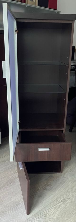Mueble vitrina de madera y cristal