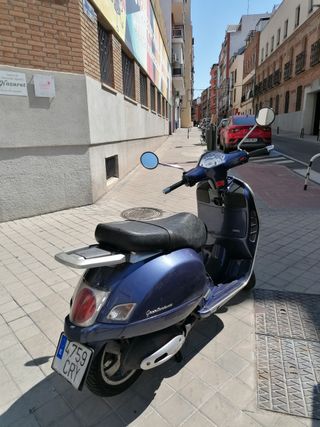 Vespa GranTurismo. 200 cc. azul reale Metálico