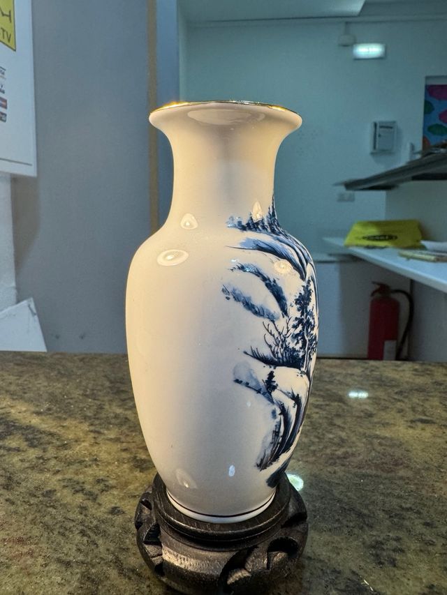 Jarrón chino azul y blanco con base
