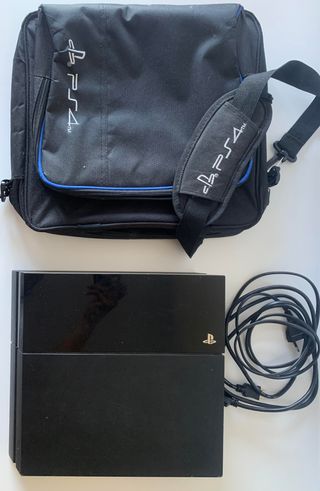 PS4 (PlayStation 4) Negra + Bolso