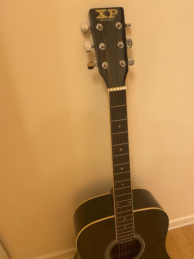 Guitarra acústica de color negro brillante