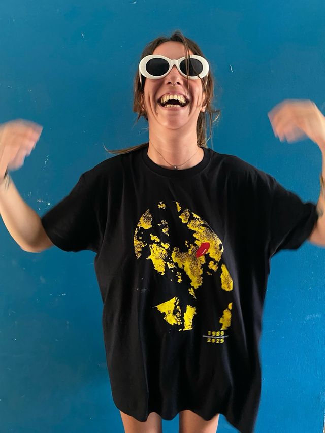 T-shirt nera con stampa grafica