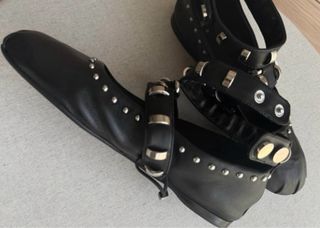 Bailarinas de Piel con Tachas y Pulsera de Zara