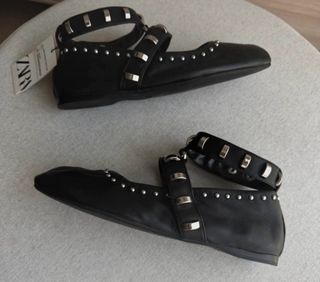 Bailarinas de Piel con Tachas y Pulsera de Zara