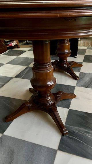 Mesa de comedor de madera oscura