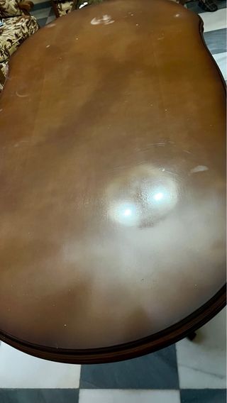 Mesa de comedor de madera oscura