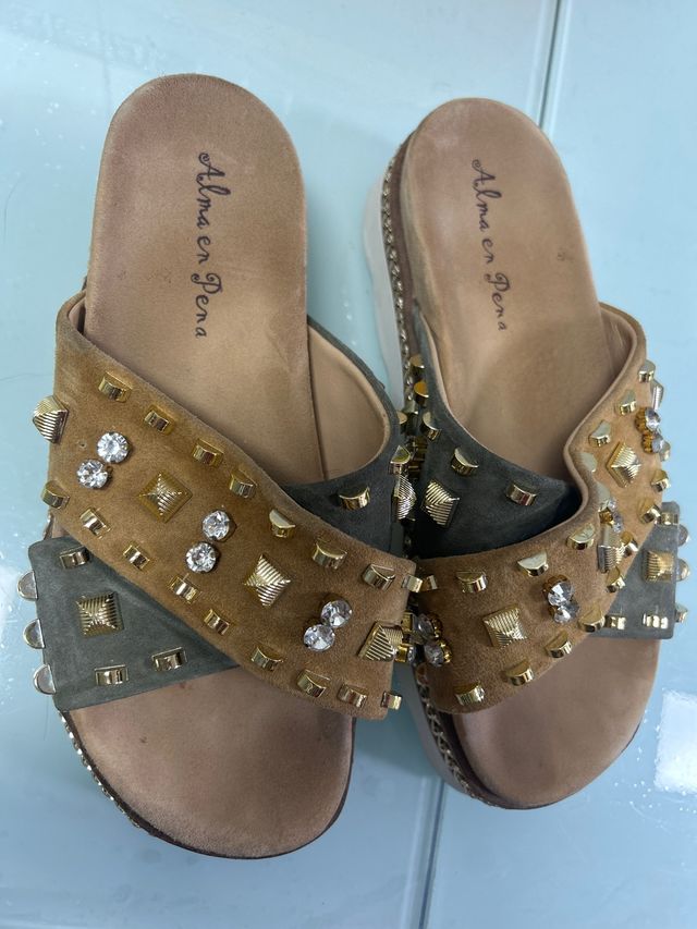 Sandalias planas Alma en Pena tachas . piel