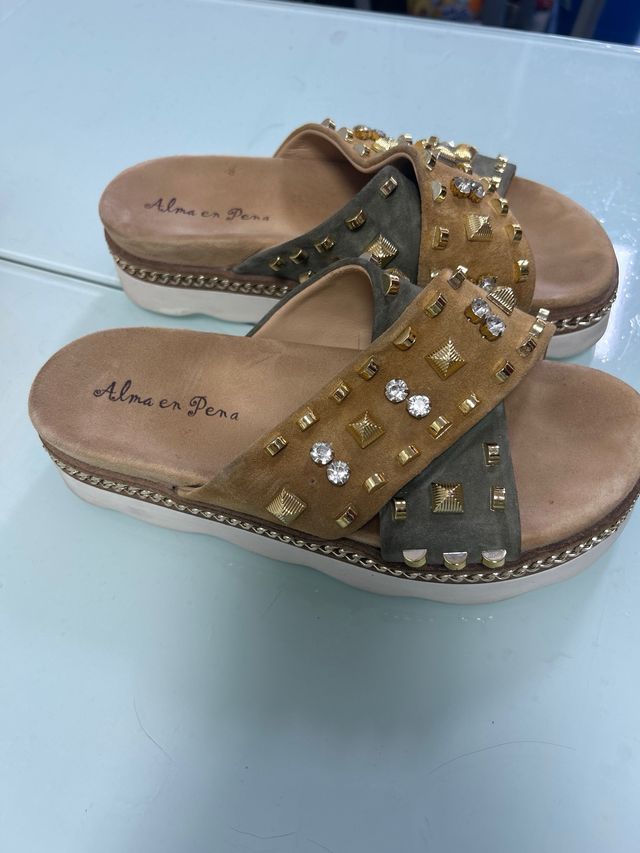 Sandalias planas Alma en Pena tachas . piel