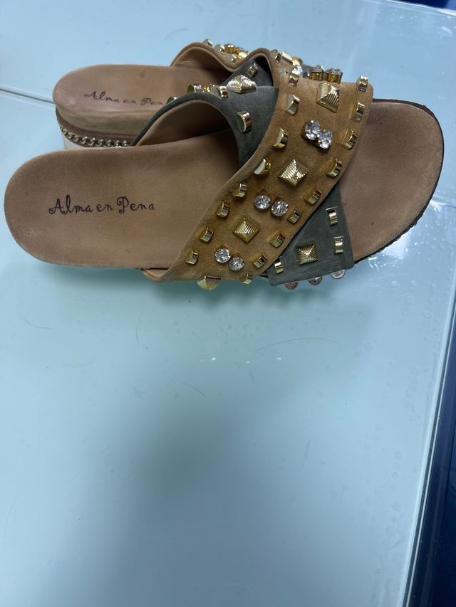 Sandalias planas Alma en Pena tachas . piel