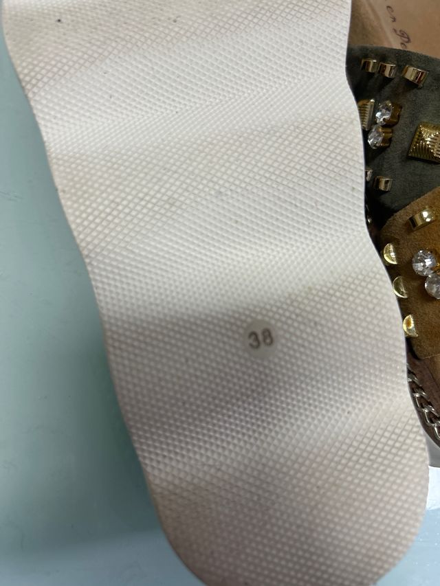 Sandalias planas Alma en Pena tachas . piel