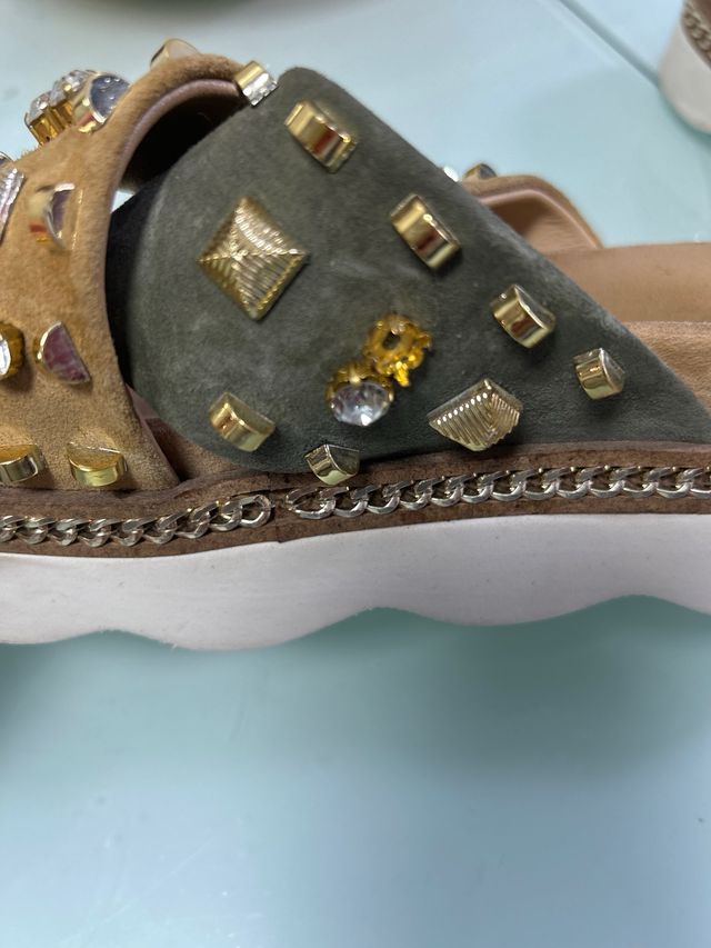 Sandalias planas Alma en Pena tachas . piel