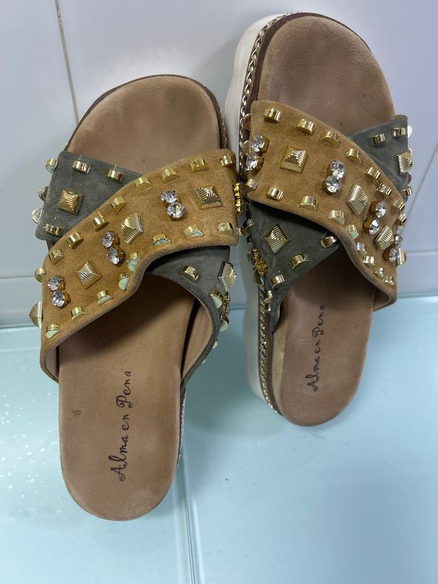 Sandalias planas Alma en Pena tachas . piel