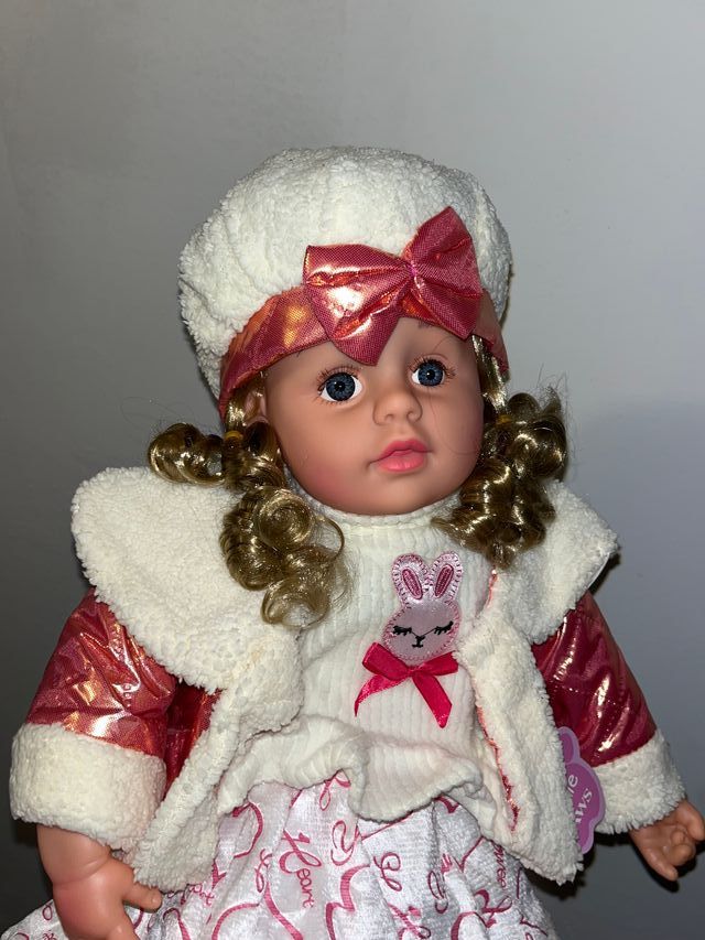 Muñeca con vestido rosa y blanco