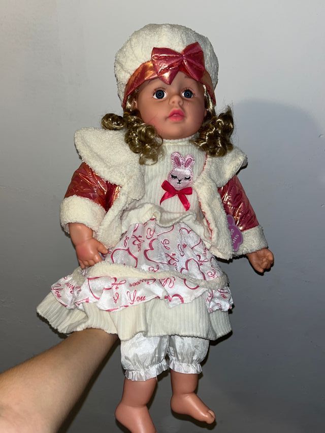 Muñeca con vestido rosa y blanco