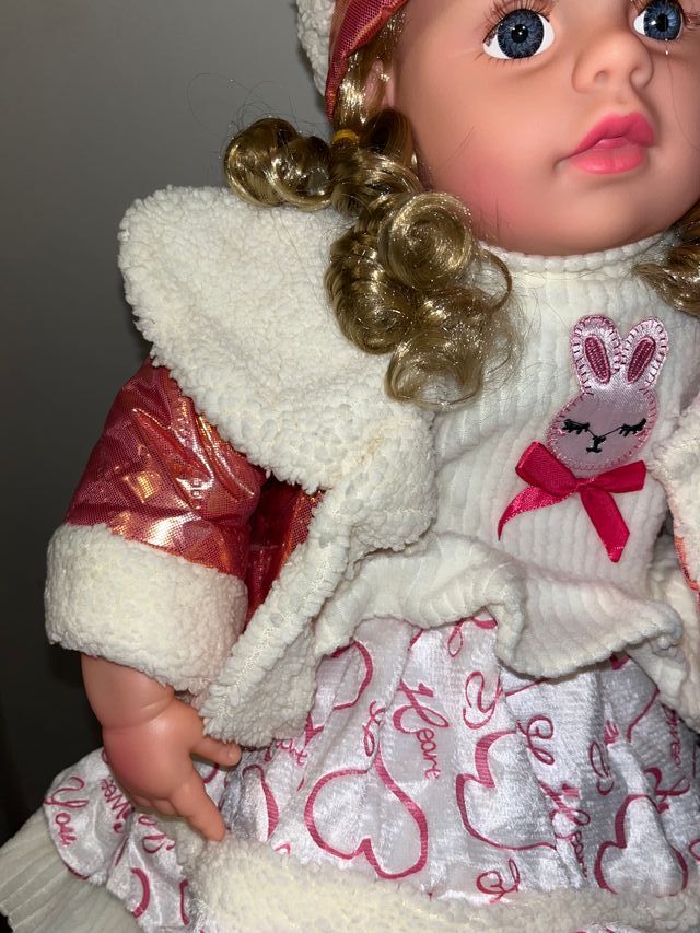 Muñeca con vestido rosa y blanco