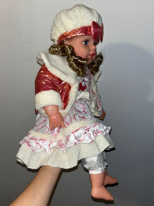 Muñeca con vestido rosa y blanco