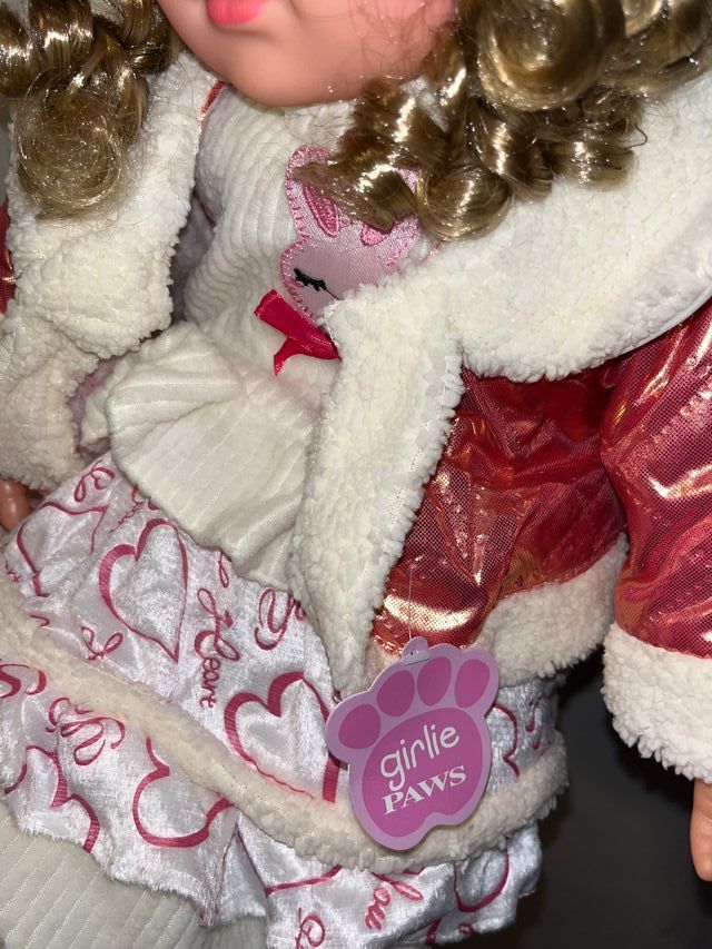 Muñeca con vestido rosa y blanco