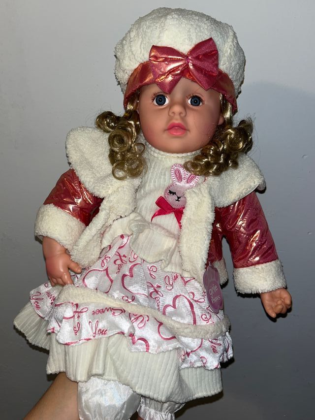 Muñeca con vestido rosa y blanco
