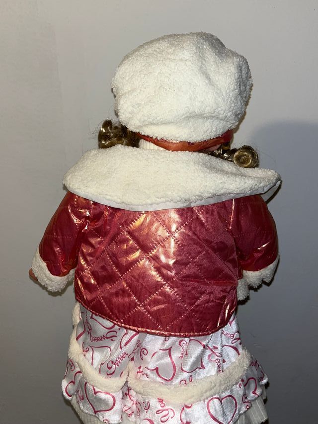 Muñeca con vestido rosa y blanco