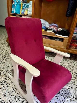 Sillón mecedora infantil recién tapizado 