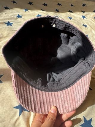 Gorra de pana rosa