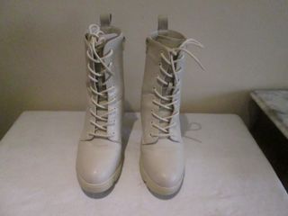 BOTINES DE MUJER COLOR CREMA NUMERO 39