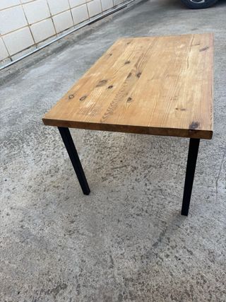 Mesa de centro de madera con patas negras