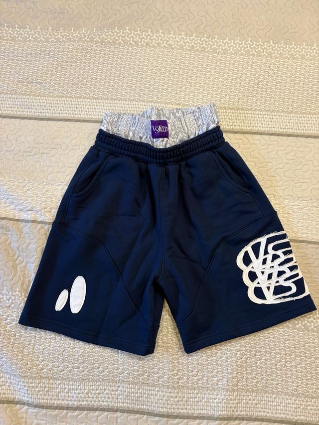 Shorts Azul Marino con Diseño Blanco