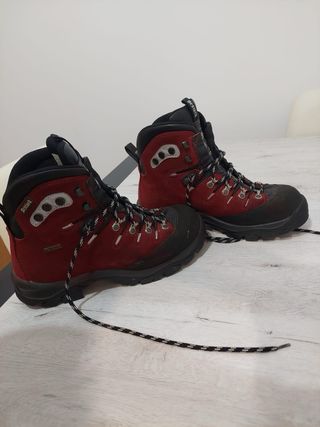 Botas de montaña rojas y negras
