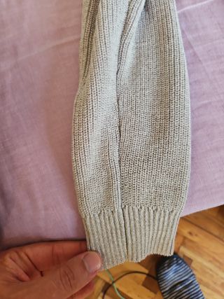 Chaqueta gris cuello alto cremallera